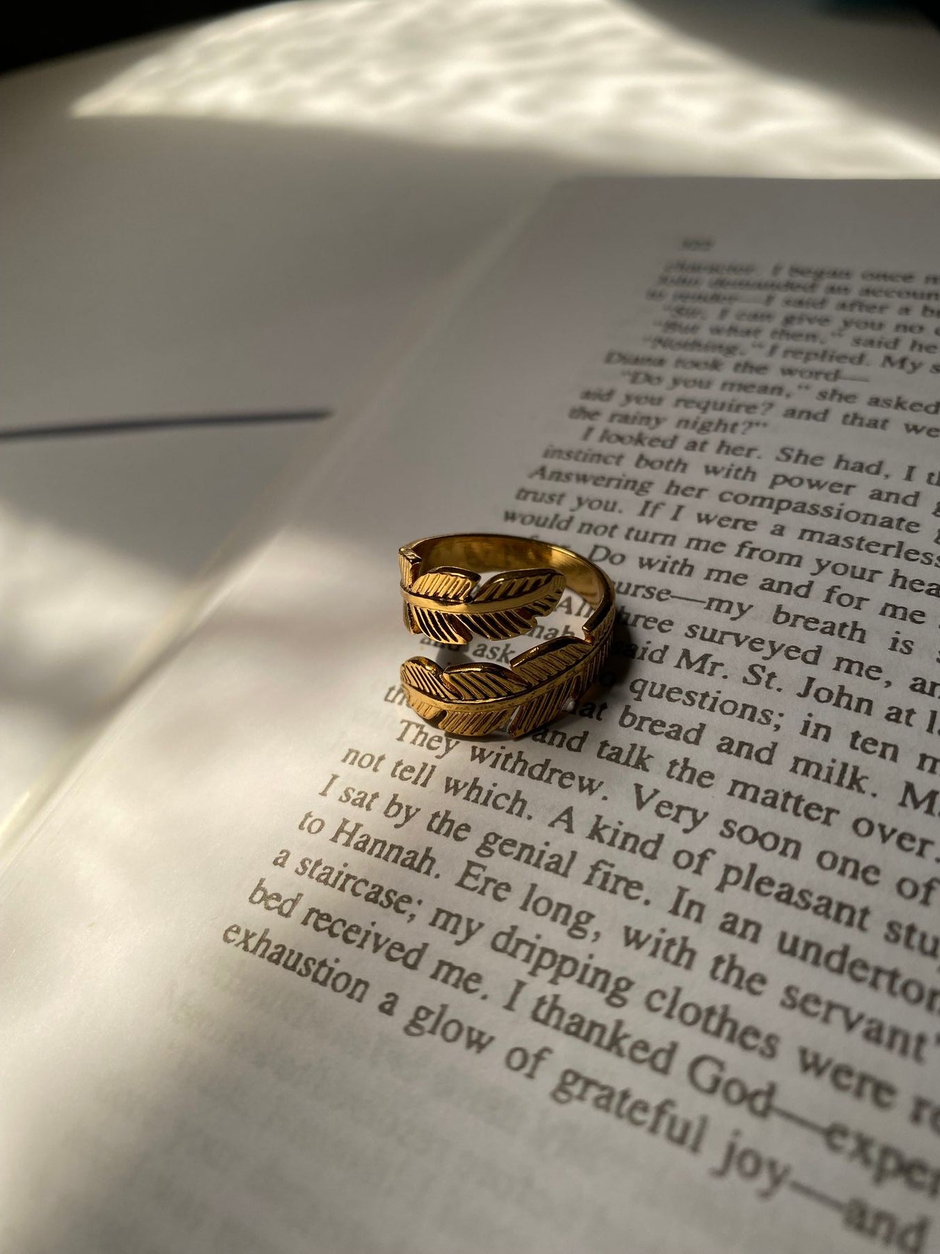 Leaves hug Ring